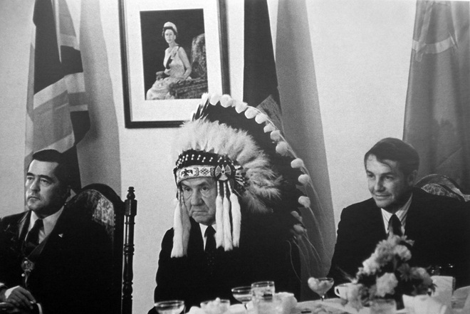Василий Егоров. А.Н. Косыгин в головном уборе вождя индейского племени. 1971
