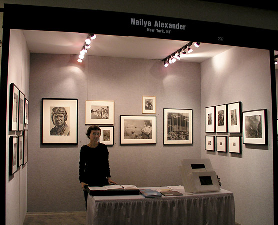 Стенд галереи Nailya Alexander на ежегодной выставке AIPAD в Нью-Йорке. Это одна из немногих галерей-членов Ассоциации, работающих с современной российской арт-фотографией.