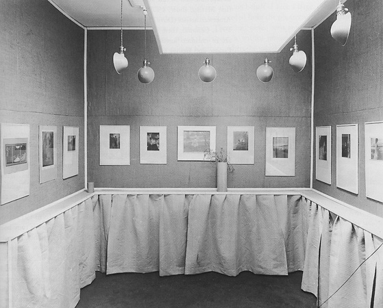 <p>Alfred Stieglitz — Interior view of the Little Galleries of the Photo Secession.<br />Published in Camera Work, No 14, 1906</p>