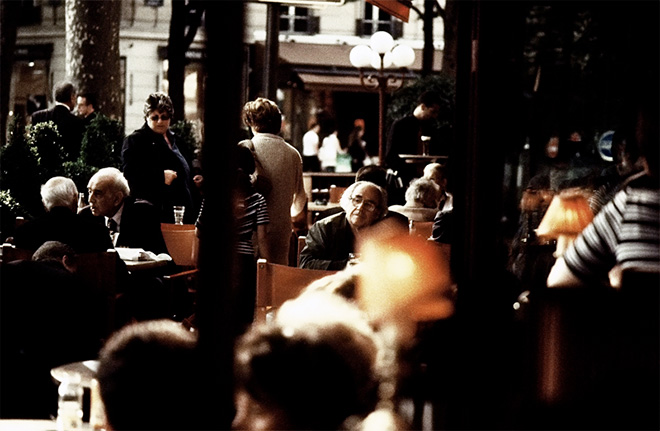 Жан Бодрийяр в кафе. Фото Антона Козлова-Майера