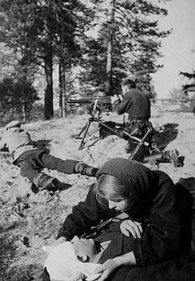 Михаил Трахман
Санитарка партизанского отряда перевязывает раненного на поле боя
Белоруссия, декабрь 1943
РГАКФД