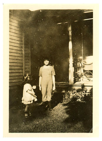 Эта картинка двух неизвестных детей опубликована на сайте “Look at me” http://www.moderna.org/lookatme. Этот сайт принимает фото анонимных авторов, найденные на помойках или блошиных рынках. Это фото прислано Sam Miller