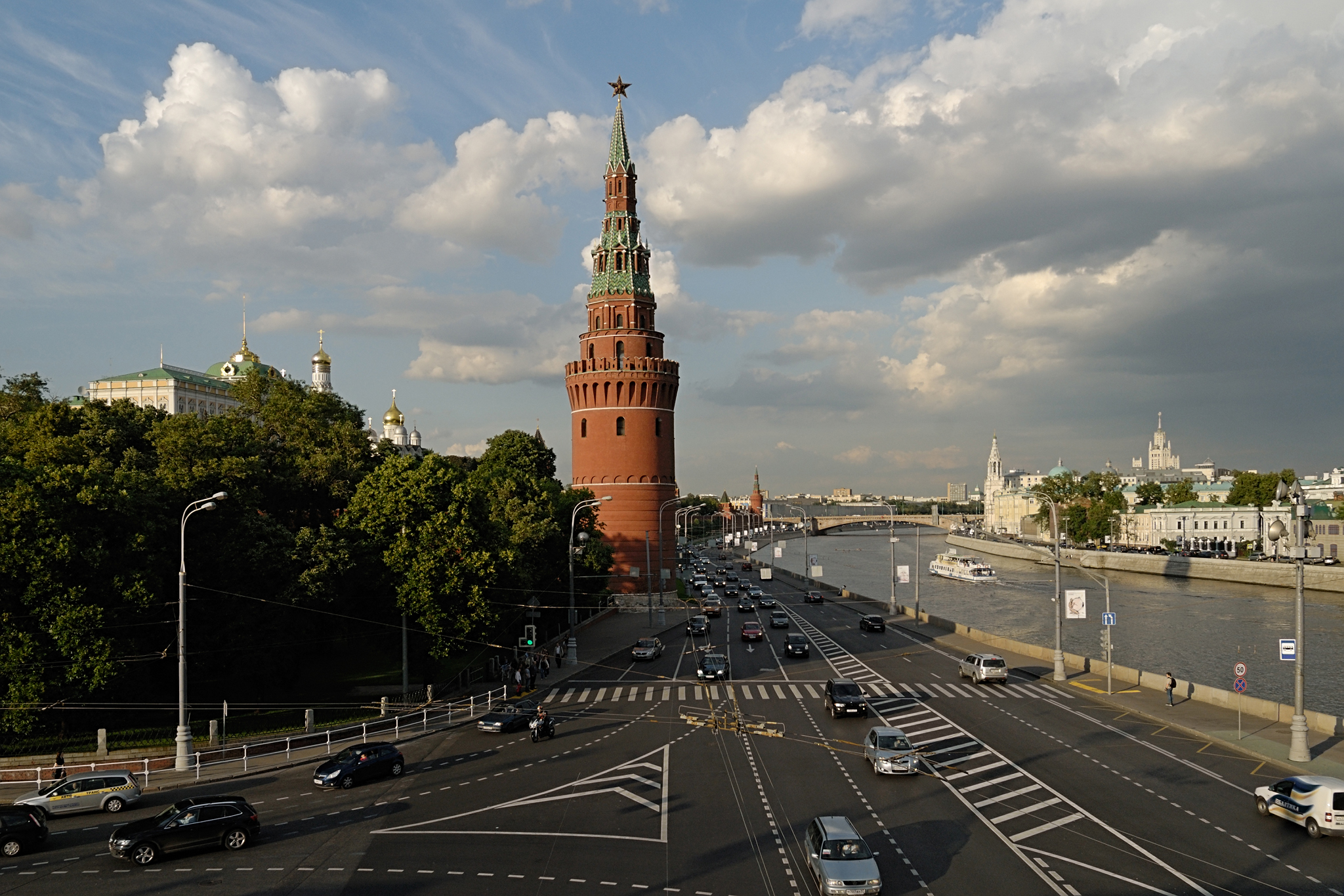 Со стороны москвы. Вид Московского Кремля с большого каменного моста. Москва Кремль каменный мост высотка. Большой каменный мост в Москве. Вид на Кремль с каменного моста.