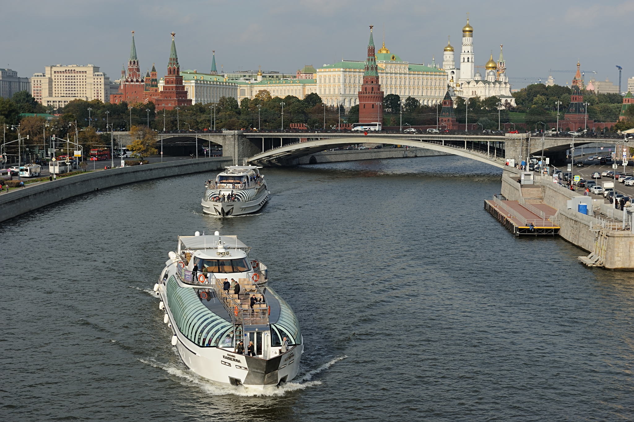 Москва река самая. Мост Москва река. Москва река в Москве. Большой каменный мост Москва арки. Красивые мосты на Москве реке.