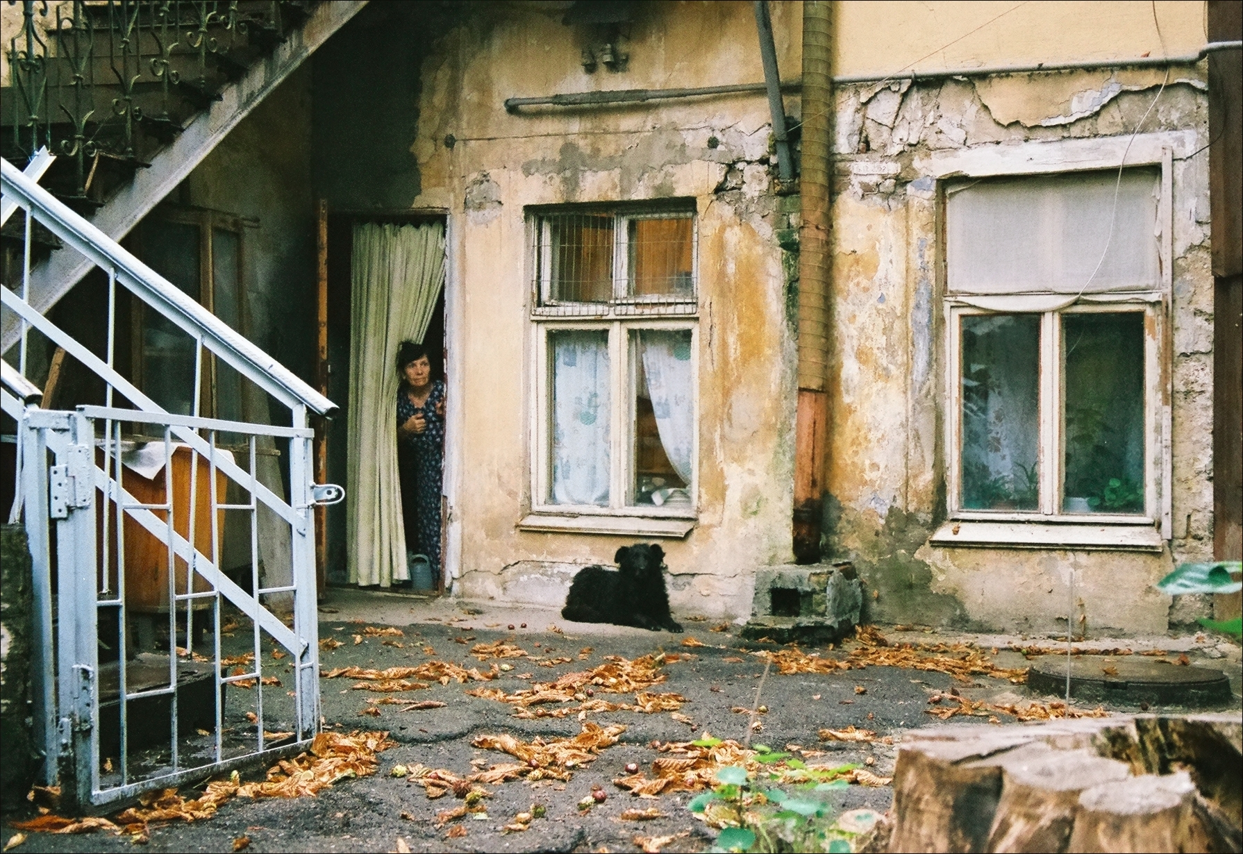 Фото старых дворов. Старый двор. Старый дворик осень. Ветхий дворик. Ностальгические Дворики.