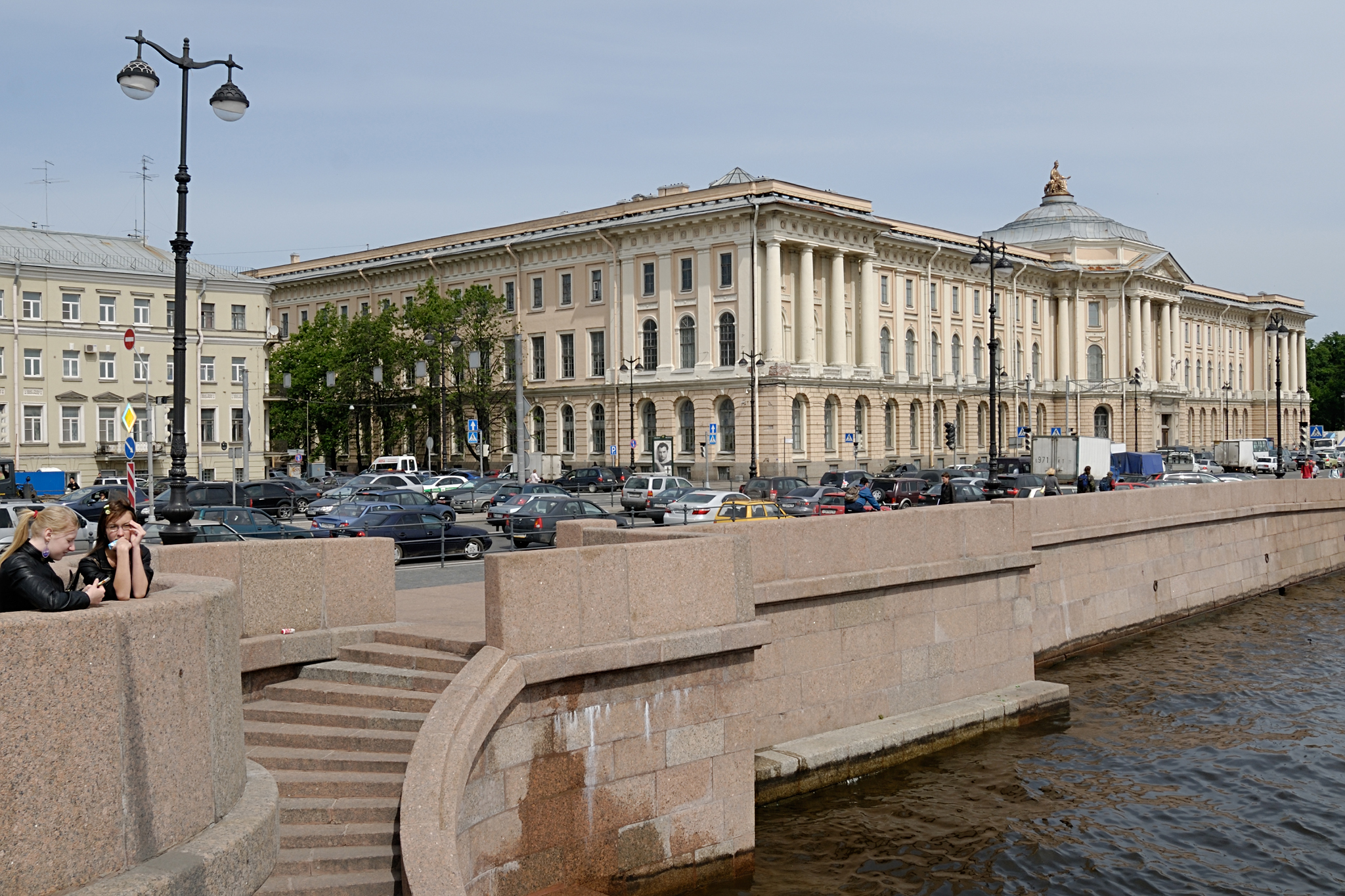 Санкт петербург фото академия. Университетская набережная Академия художеств. Университетская набережная в Санкт-Петербурге. Академия художеств на Университетской набережной в Петербурге. Панорама Университетской набережной в Санкт-Петербурге.