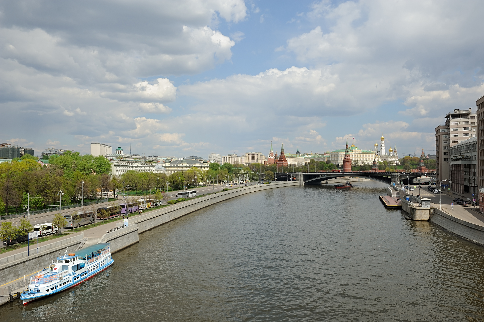 Города на москве реке. Москва река вид с Патриаршего моста. Вид с моста Москва река в парке Горького. Устье Москвы реки. Вид на Москву реку.