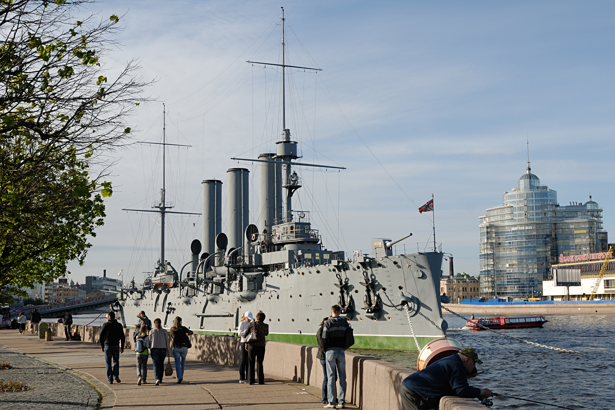 Петроградская набережная санкт петербург. Петроградская набережная Аврора. Петроградская набережная СПБ. Петроградская набережная около Авроры. Крейсер Аврора в Санкт-Петербурге вид сверху.