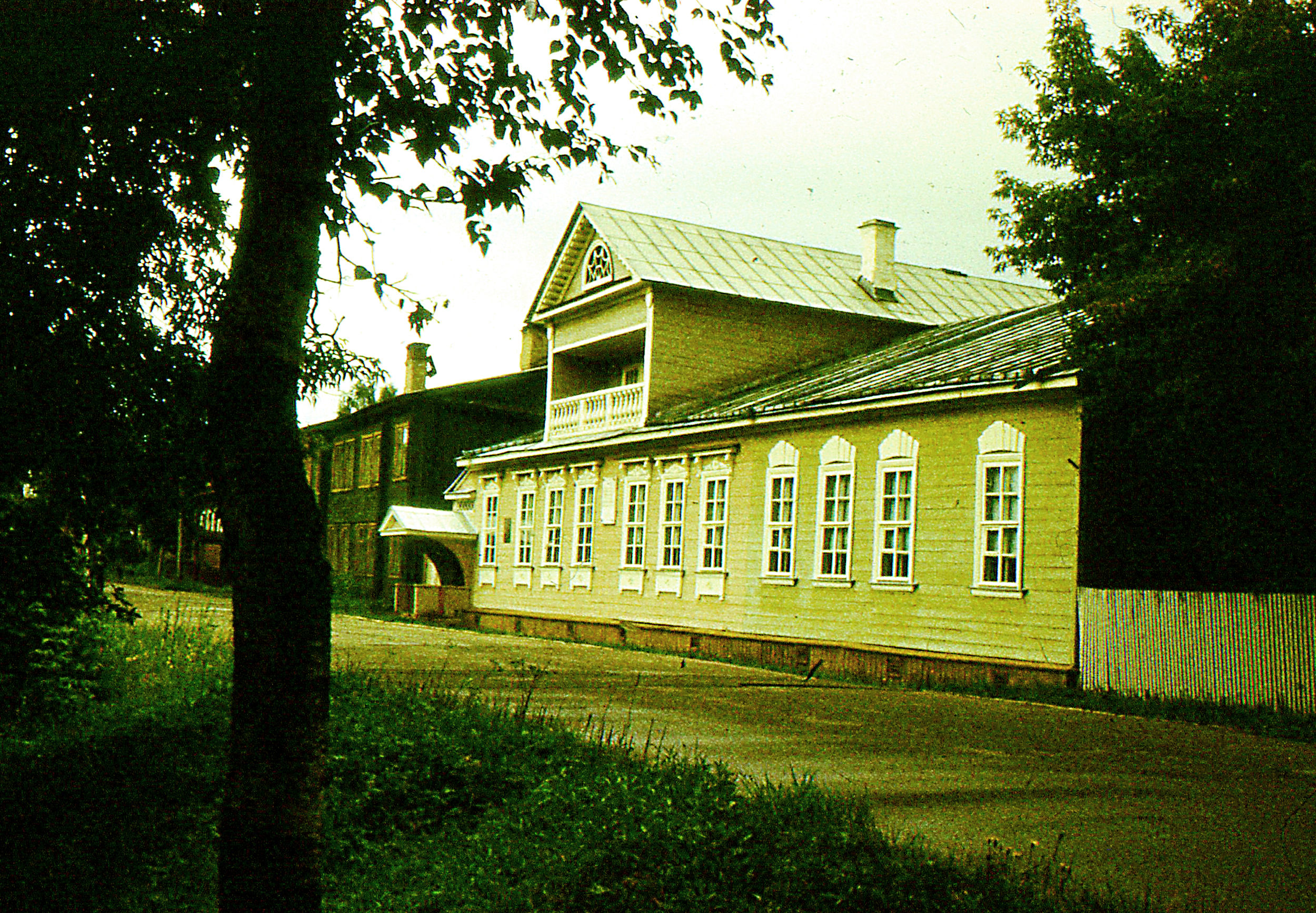 Старое поместье корсакова. Дом-музей Римского-Корсакова в Тихвине. Римский-Корсаков Тихвин музей. Римский Корсаков дом музей в Тихвине. Римский Корсаков дом в Тихвине.