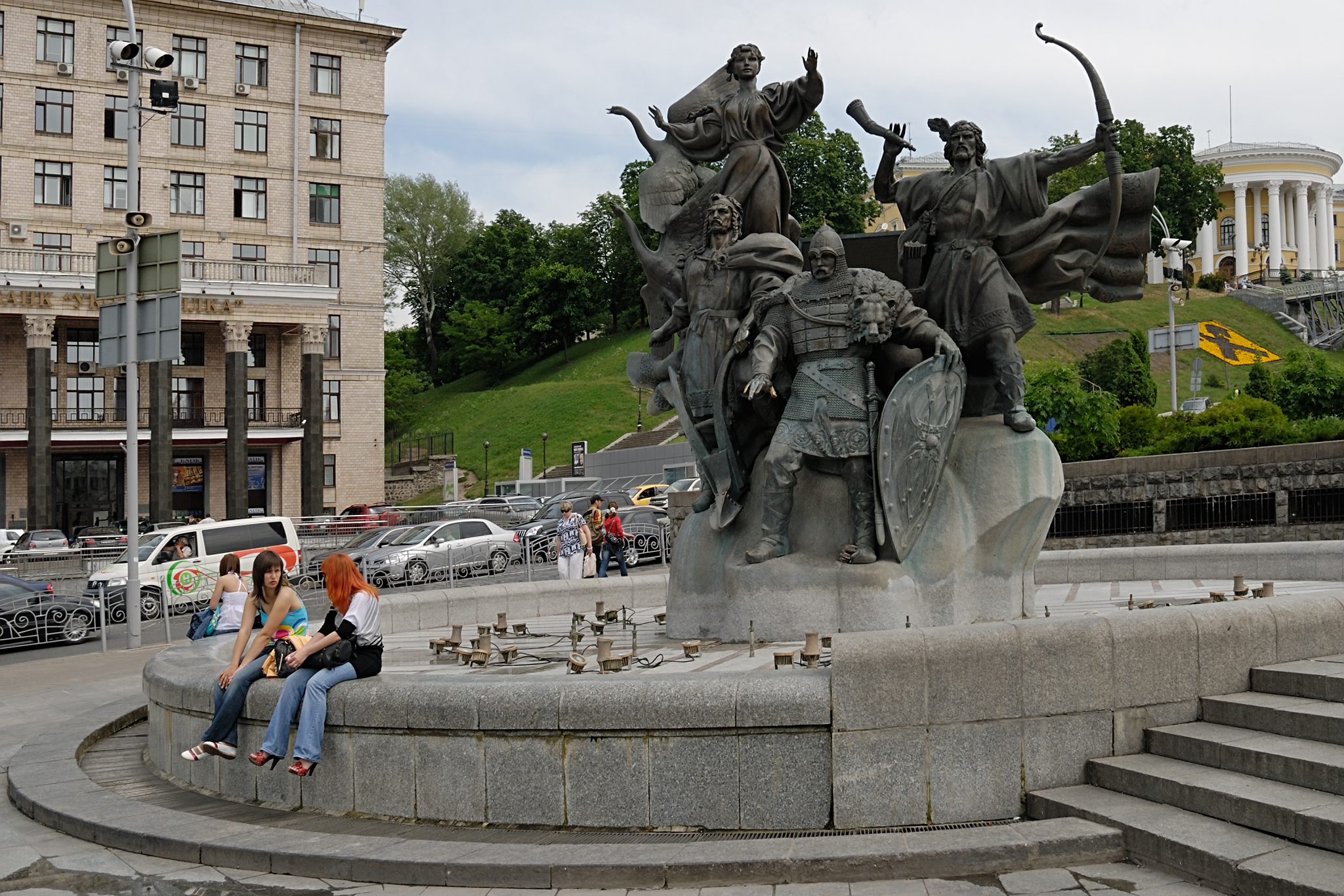 Памятник в киеве. Памятник основателям Киева. Киев кий щек Хорив Лыбедь фонтан. Памятник фонтан основателям Киева. Памятник кию и братьям в Киеве.