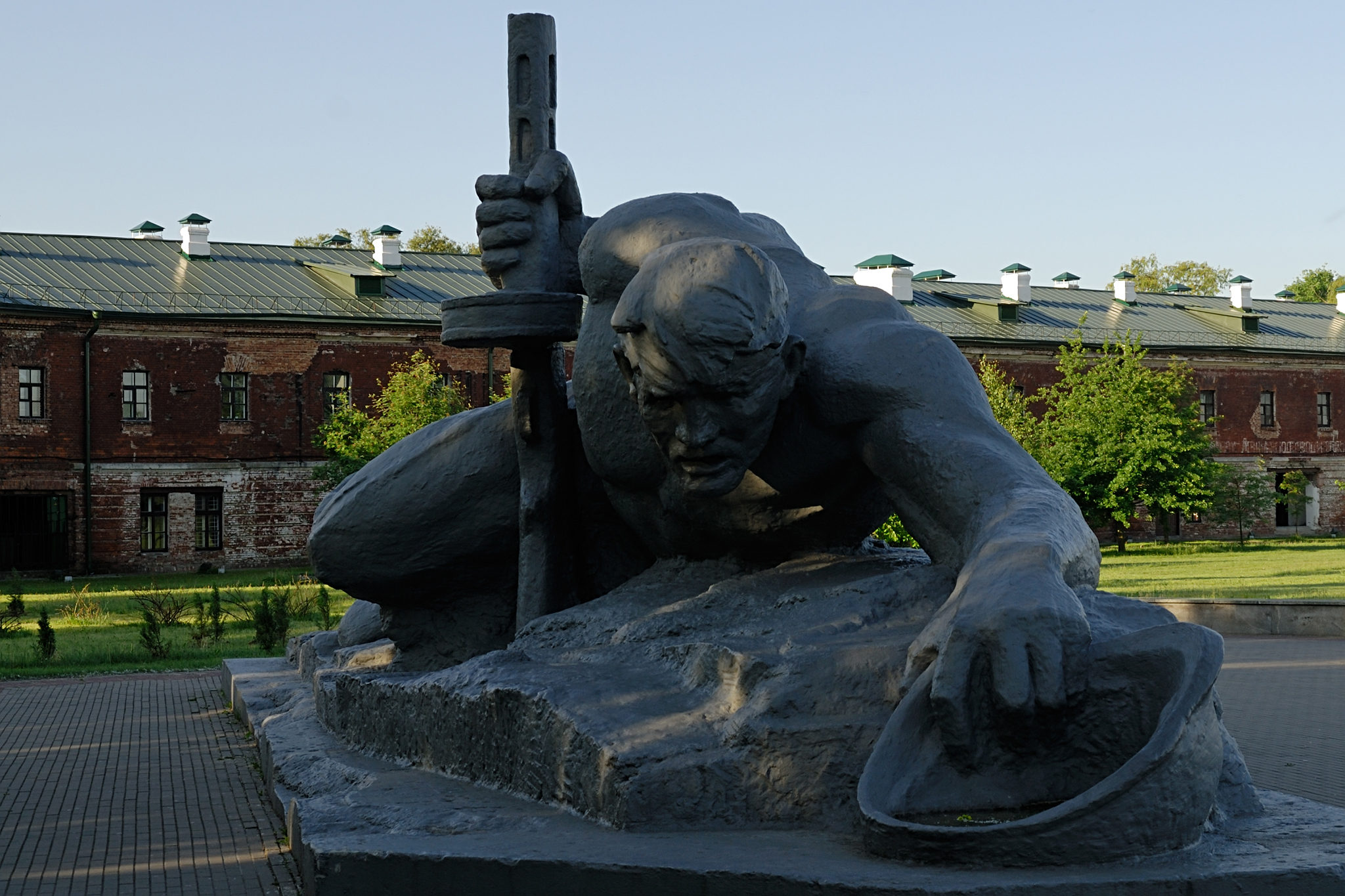 Где расположена скульптурная композиция жажда. Мемориал жажда в Брестской крепости. Мемориальный комплекс Брестская крепость-герой жажда. Жажда памятник Брест. Скульптура жажда в Брестской крепости.