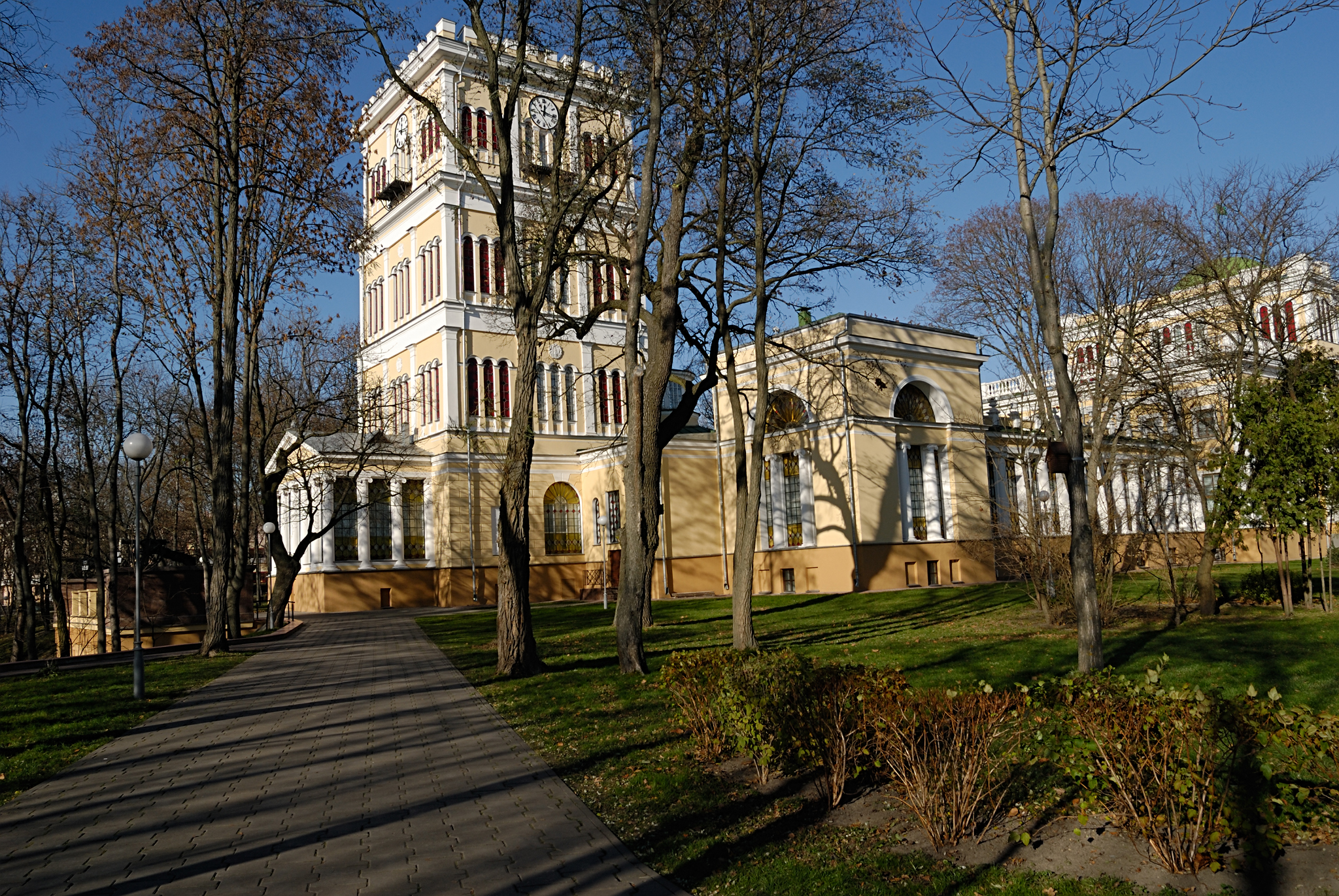 Gomel tower. Дворцово-парковый ансамбль Румянцевых-Паскевичей. Дворец Румянцевых Гомель. Усадьба Паскевича в Гомеле. Дворец Паскевичей в Гомеле.