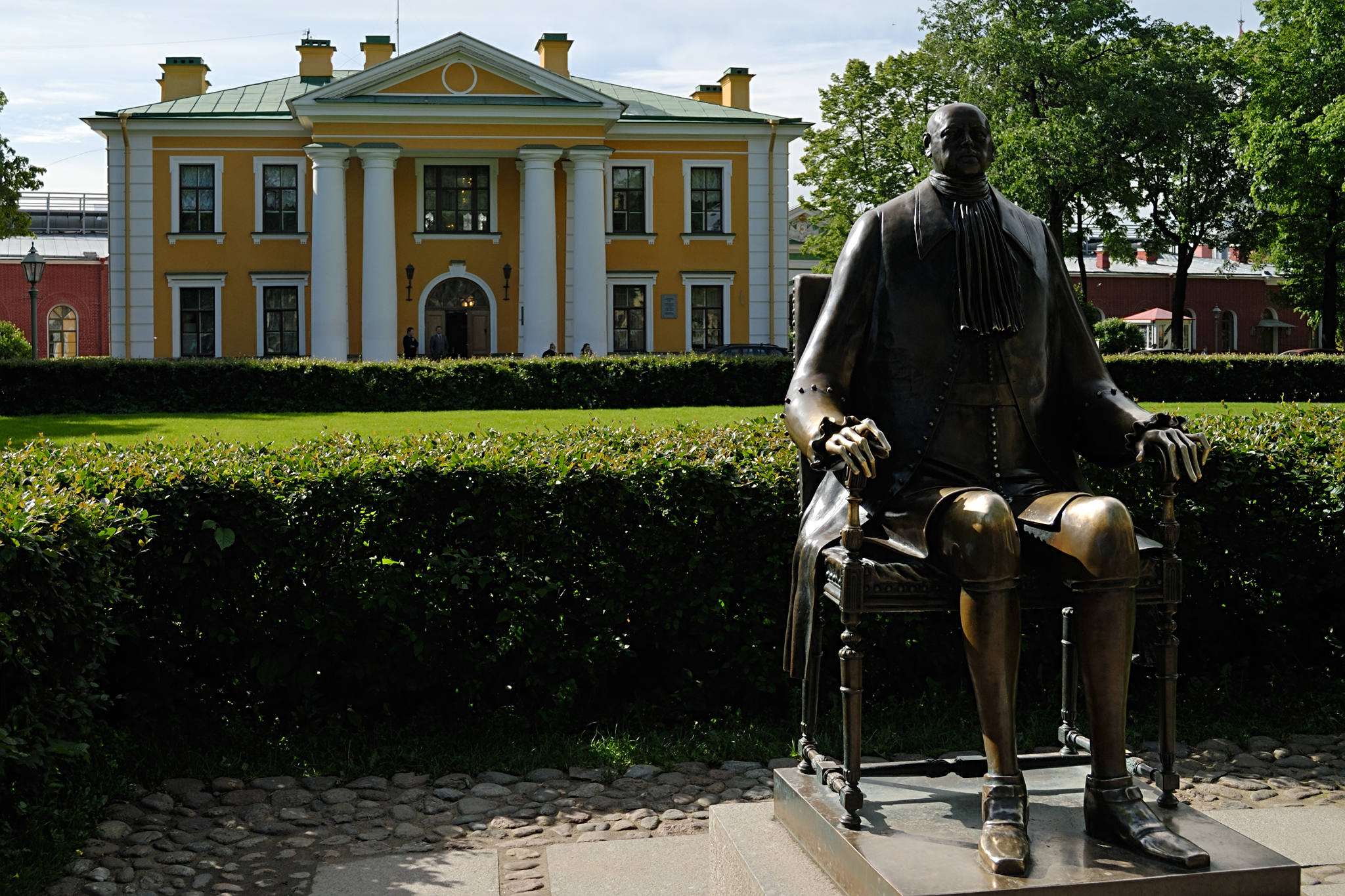 Памятник петру петропавловская. Памятник Петру 1 в Петропавловской крепости. Памятник Петру СПБ Петропавловская крепость. Статуя Петра 1 в Петропавловской крепости. Памятник Петру 1 в Санкт-Петербурге Шемякина.