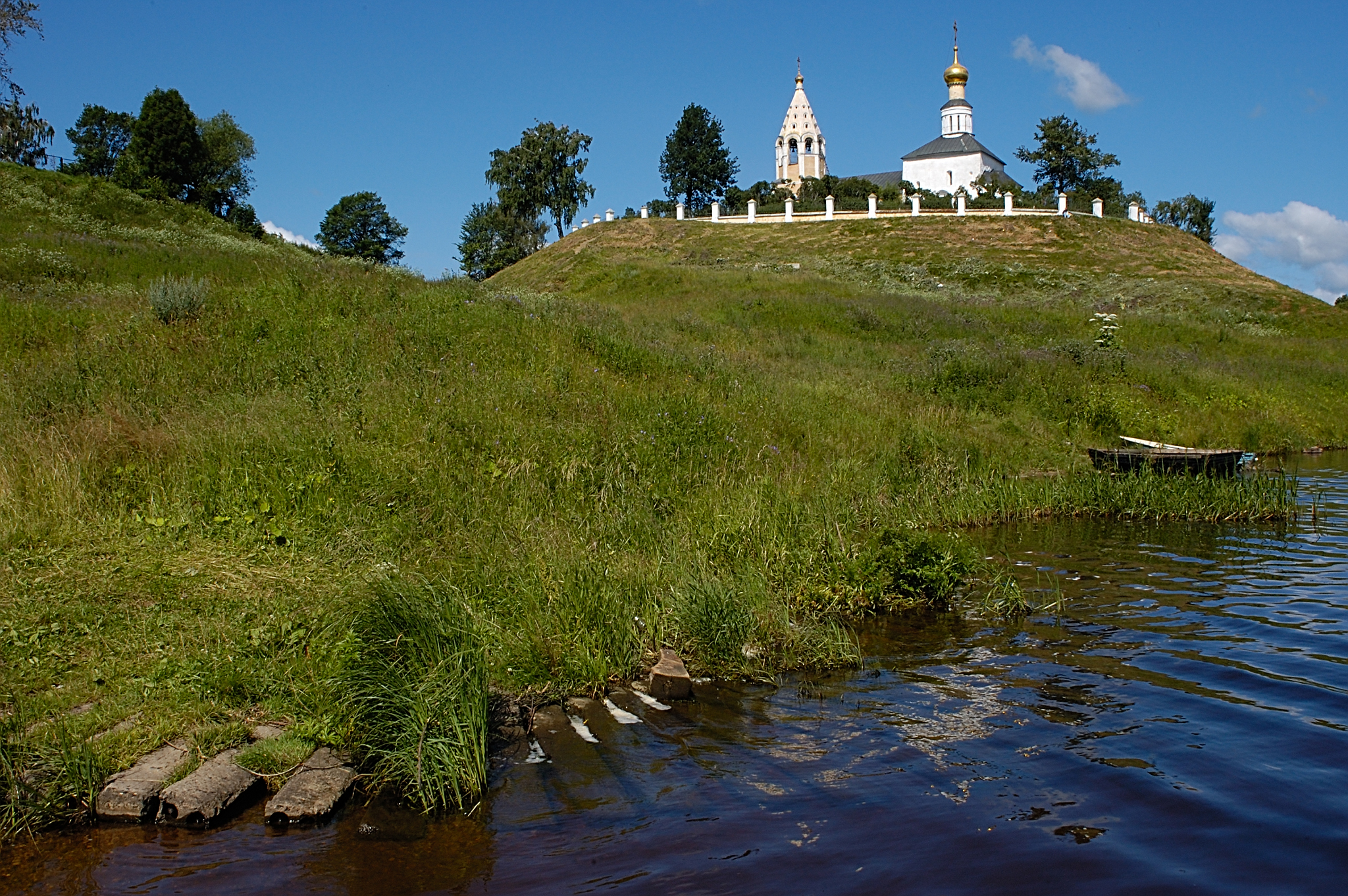 Волга тверская область. Церковь Рождества Богородицы в Городне на Волге. Городня Церковь Рождества Богородицы. Село Городня на Волге Тверская область. Храм Городня Тверская область.