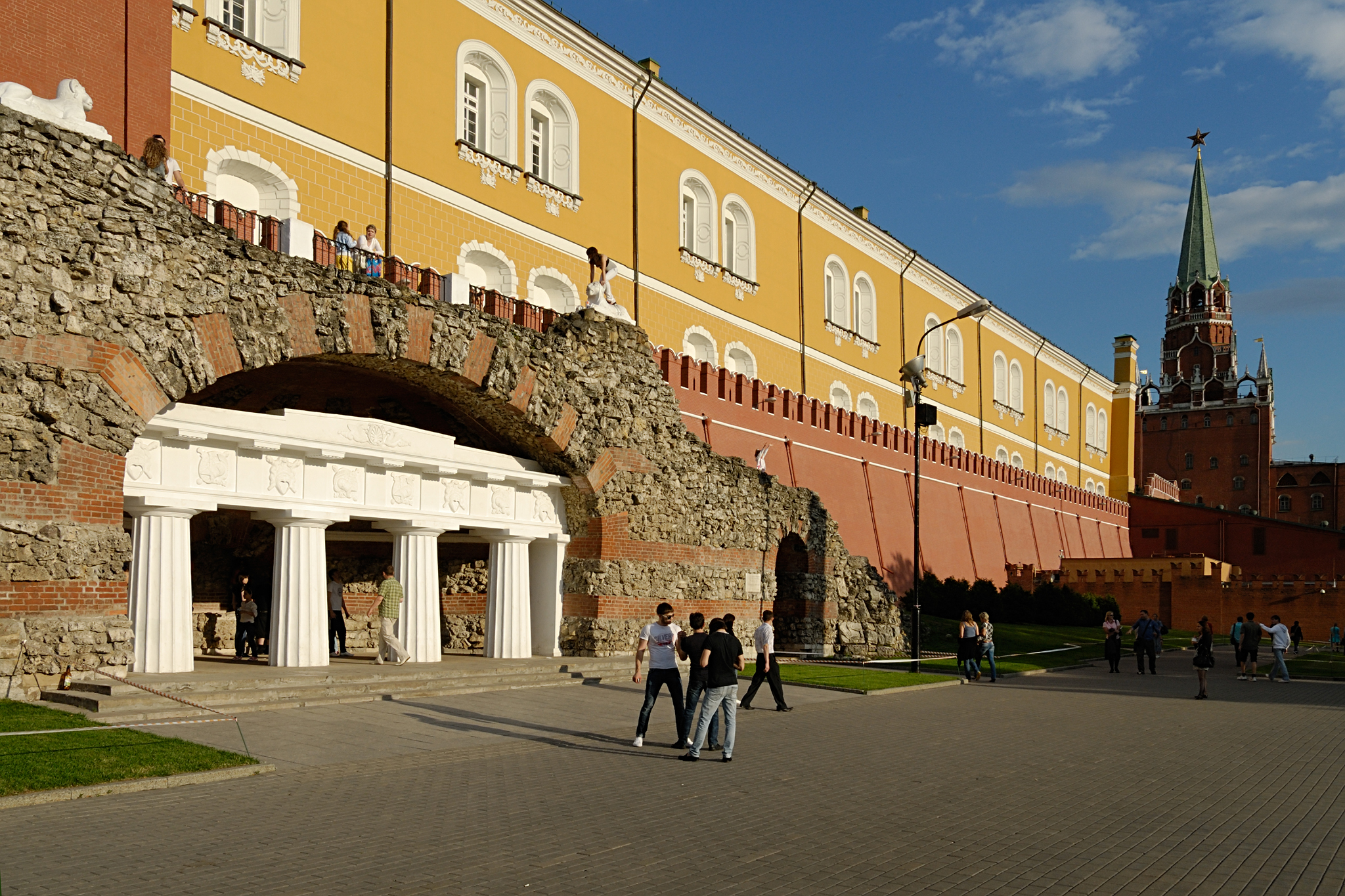 Московский кремль итальянцы. Московский Кремль Александровский сад. Кремль Московский Кремль Александровский сад. Музей в Кремле в Александровском саду. Александровский сад Москва грот.