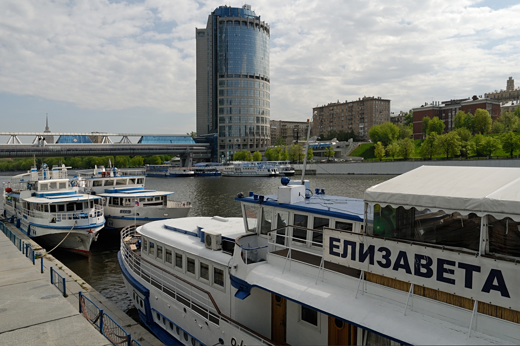 Набережная багратион. Причал Сити Багратион Москва. Причал мост Багратион. Москва река мост Багратион. Мост Багратион причал теплоход по Москве реке.