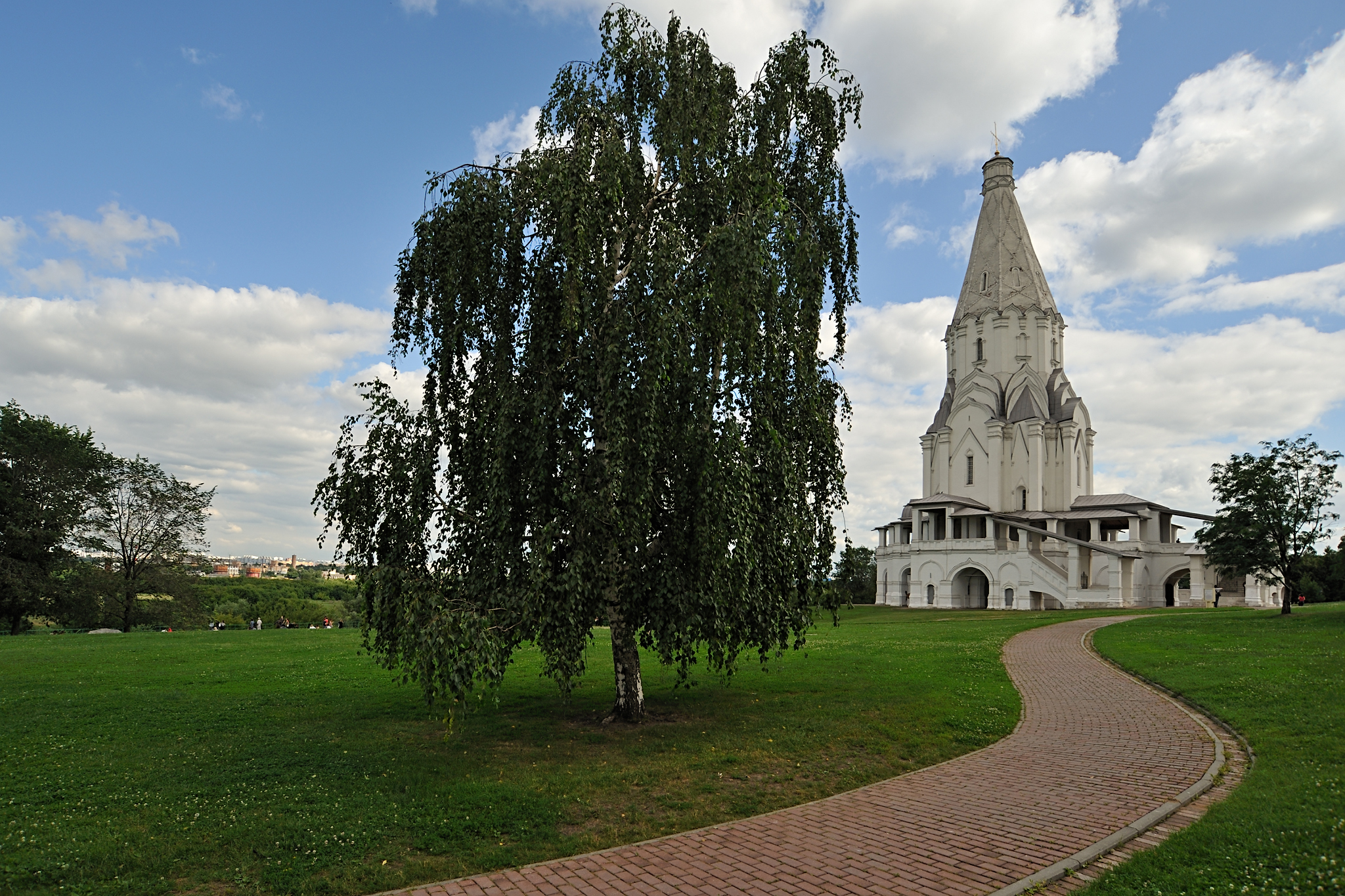 Де сика коломенское. Парк Коломенское Церковь Вознесения. Церковь Вознесения в Коломне. Храм в Коломенском парке в Москве. Ландшафт усадьбы Коломенское.