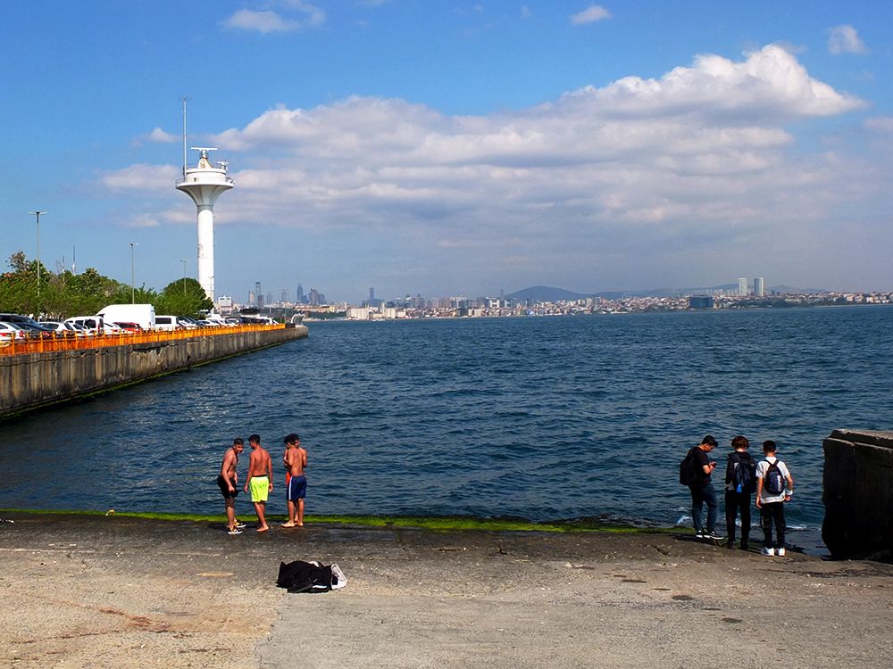 Набережная Мраморного моря в Стамбуле солнечным днём 