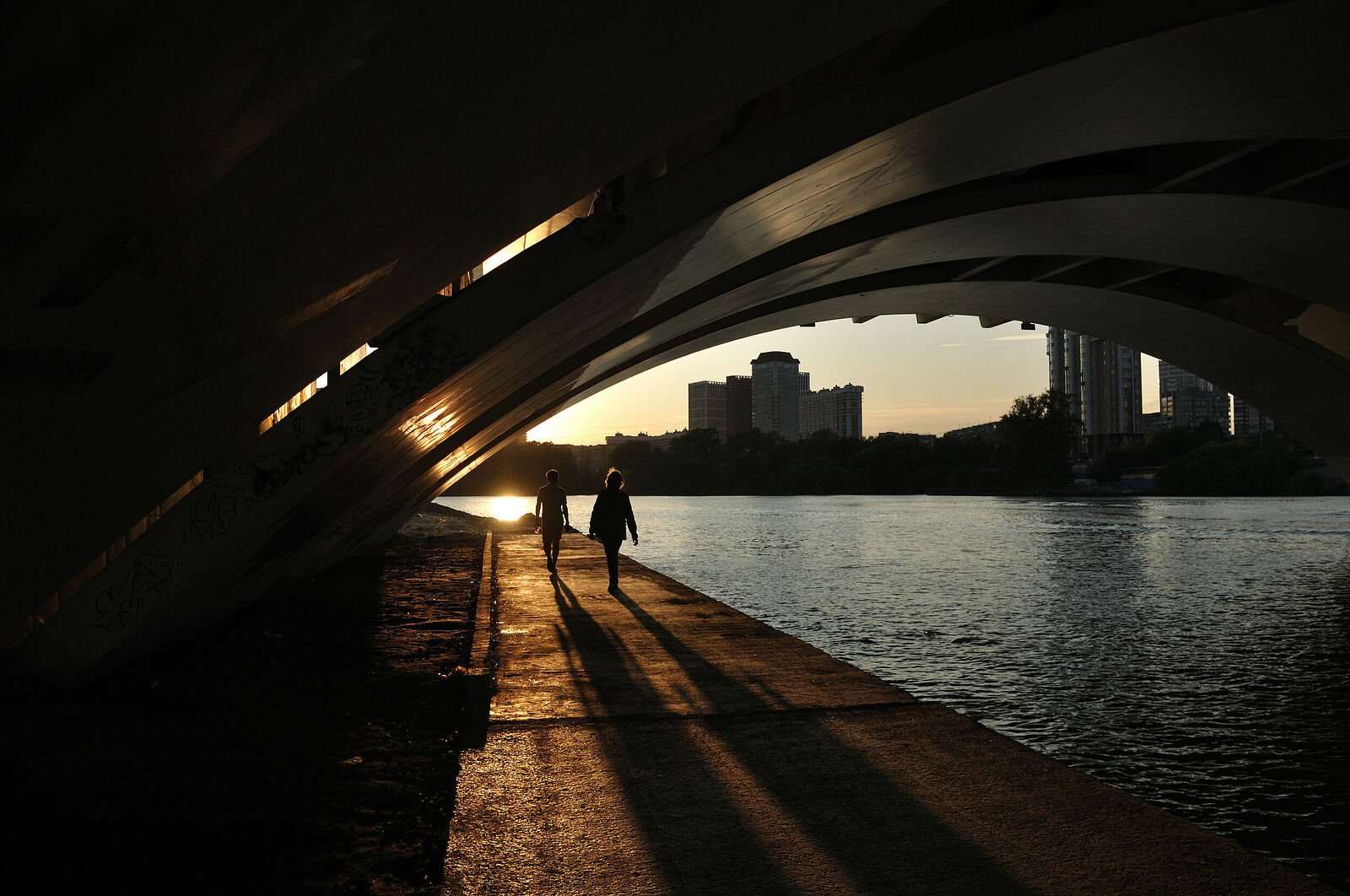 Под мостом. Место под мостом. Жизнь под мостом.