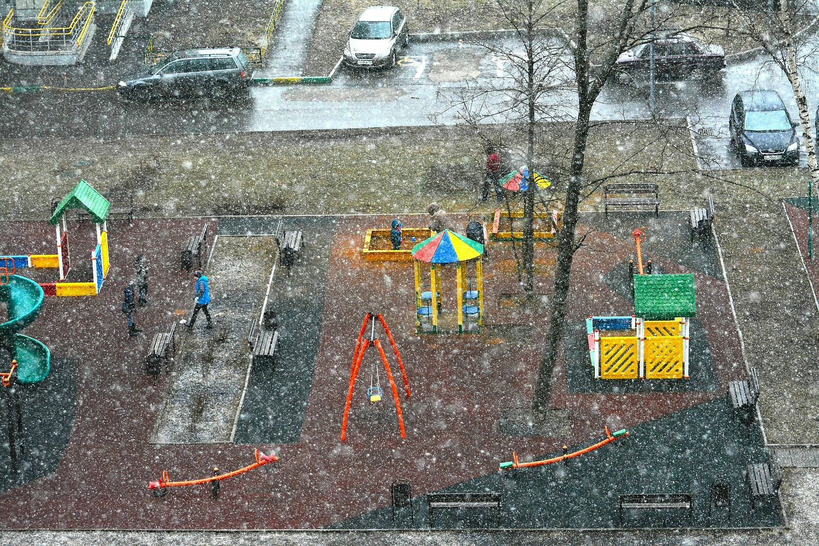 Что я видел сегодня во дворе дома. Дворы Москвы. Город двор март. Сцена во дворе. Московский двор в марте.