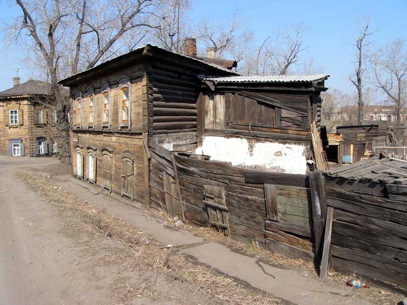 Иркутский стоящий. Центр города Иркутска бараки. Иркутск трущобный. Старые дома Иркутска. Старые деревянные дома Иркутска.