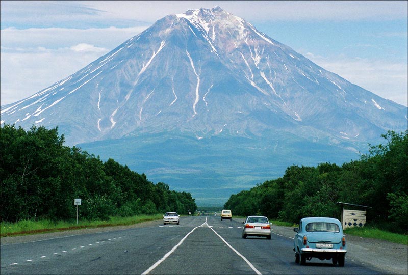 Петропавловск камчатский колеса. Петропавловск-Камчатский Корякский вулкан. Камчатка Корякская сопка. Вулкан Корякская сопка и Петропавловск-Камчатский. Вулканы Камчатки Корякская сопка.