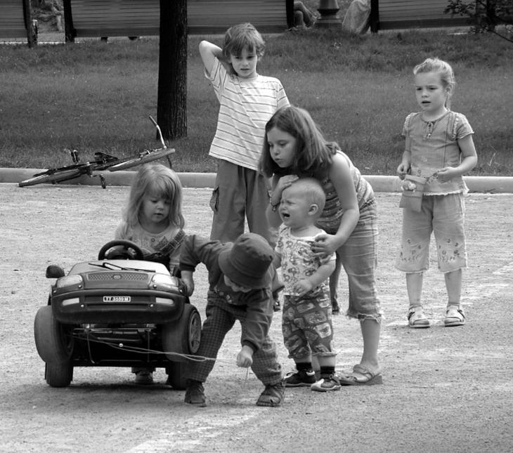 Большая детка. Василий Буланов фотограф. Взрослые детки большие бедки. Двор двухтысячных с маленькими детьми.