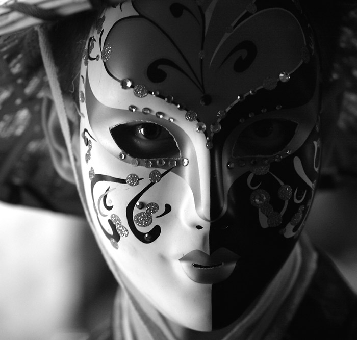 Загадочная маска. Черно-белая маска. Маска для лица. Мистические маски. Маска белое лицо.