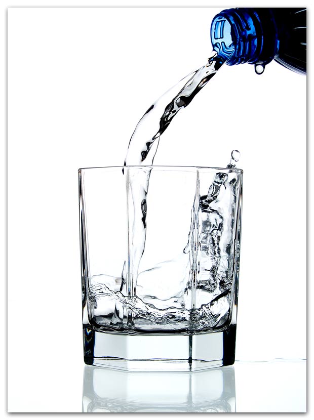 Налей водичку. Стакан воды. Воду наливают в стакан. Вода льется. Вода льется в стакан.