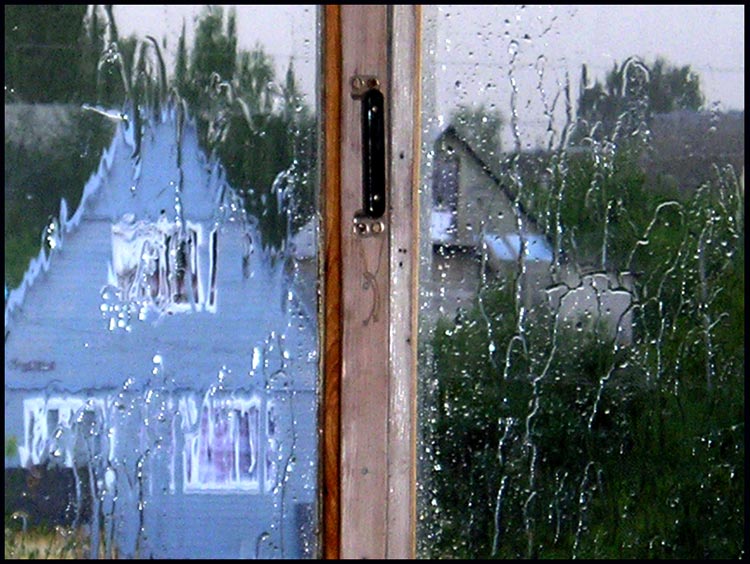 И снова стучит в окно. Дождь за окном. Ливень за окном. Дождь в окне.