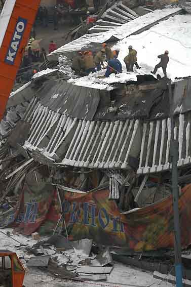 Обрушение рынка. Обрушение басманного рынка 23. Обрушение басманного рынка 23 февраля 2006 года. Обрушение кровли басманного рынка в москве. Обрушение рынка.