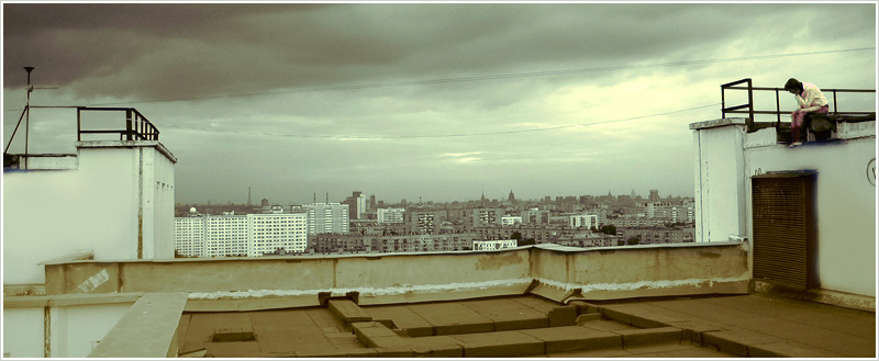 Фото крыши многоэтажки без людей ночью