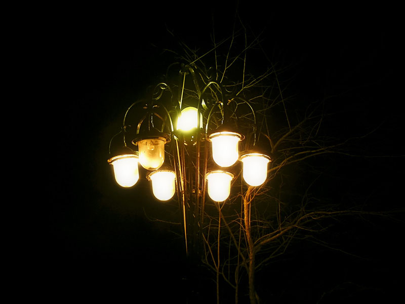 фрукты с капельками воды. неоновые фрукты. светящийся камень. стеклянные фрукты.