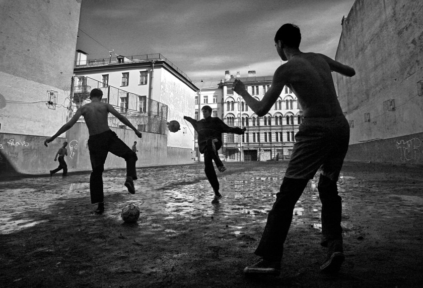 Дворовые люди это. Футбол во дворе. Пацаны во дворе. Дворовый футбол. Парень во дворе.