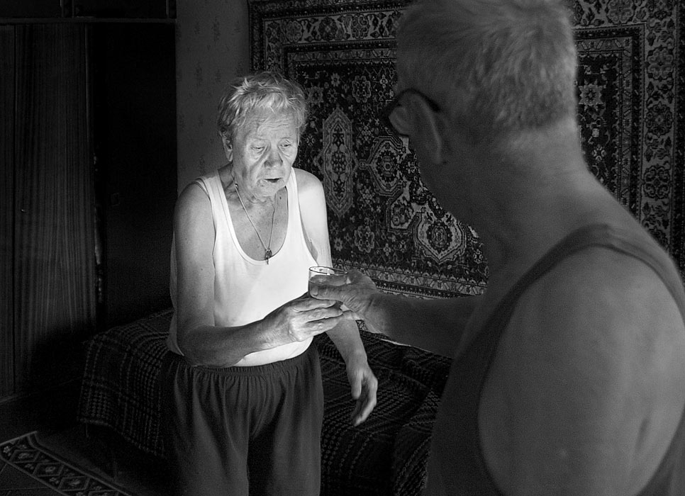 Старый старая и юная 18. Старик со старухой. Пожилые женщины в деревне.