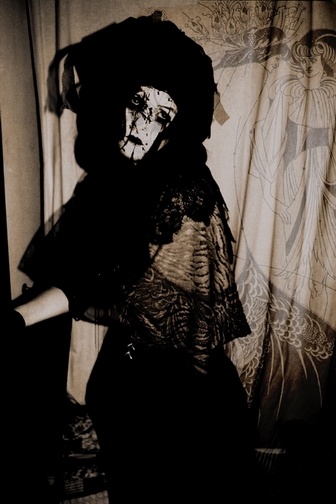 Женщина в вуали. Старческий декаданс 6. Декаданс 20 века. Пожилая дама в шляпке с вуалью. Художники декаданса 19 века.