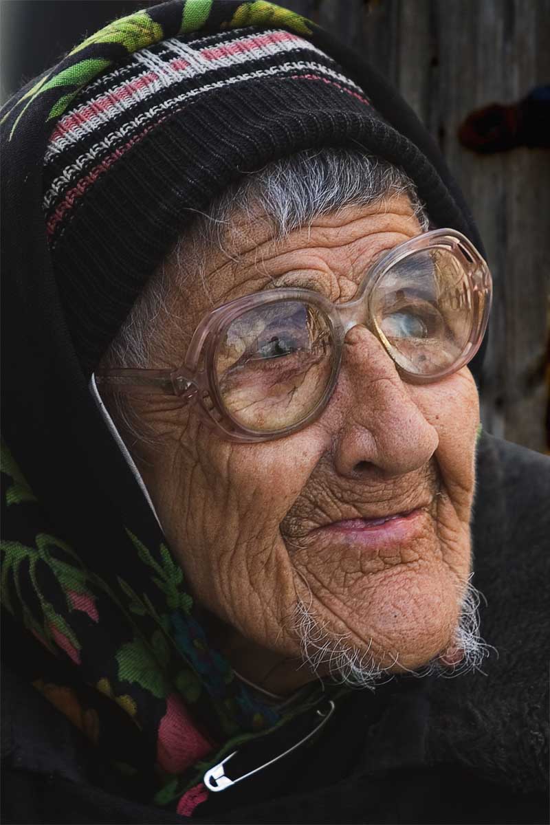 Сморщенная старушечья а глазки. Черноволосая старушка. Испуганная старушка. Старая бабушка черноволосая.