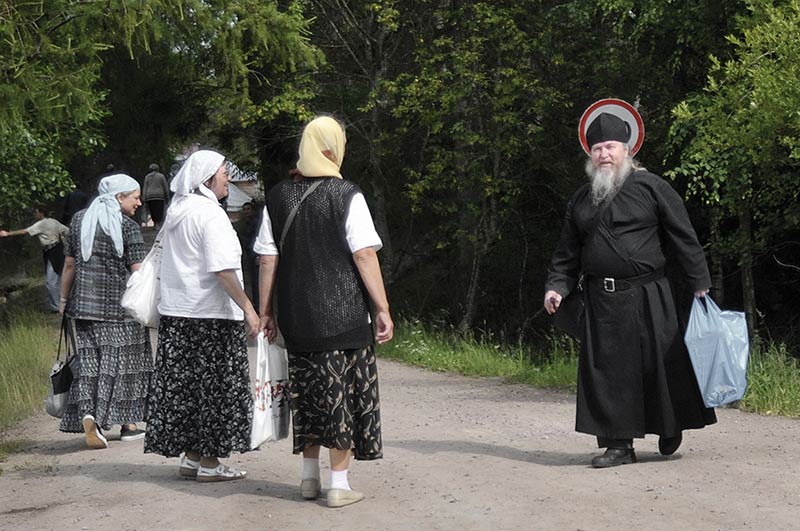 Паломник. Православные паломники монахи. Одежда для паломников женщин. Женщина паломник. Паломники прикол.