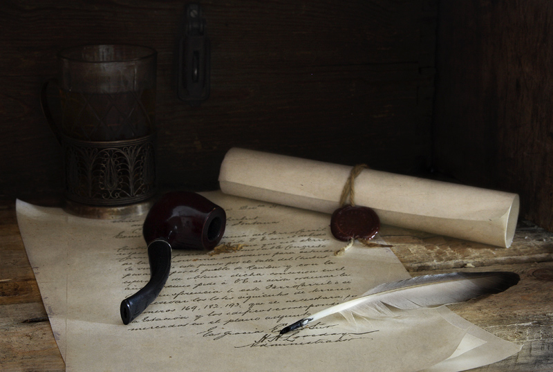 Бумага 18 век. Старинный стол писателя. Старинное перо. Старинная бумага с пером.