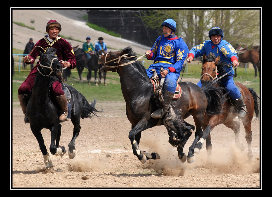 Казахские игры на наурыз. Кокпар. Казакша кокпар. Лошадь кокпар. Экипировка и амуниция кокпар конный спорт.
