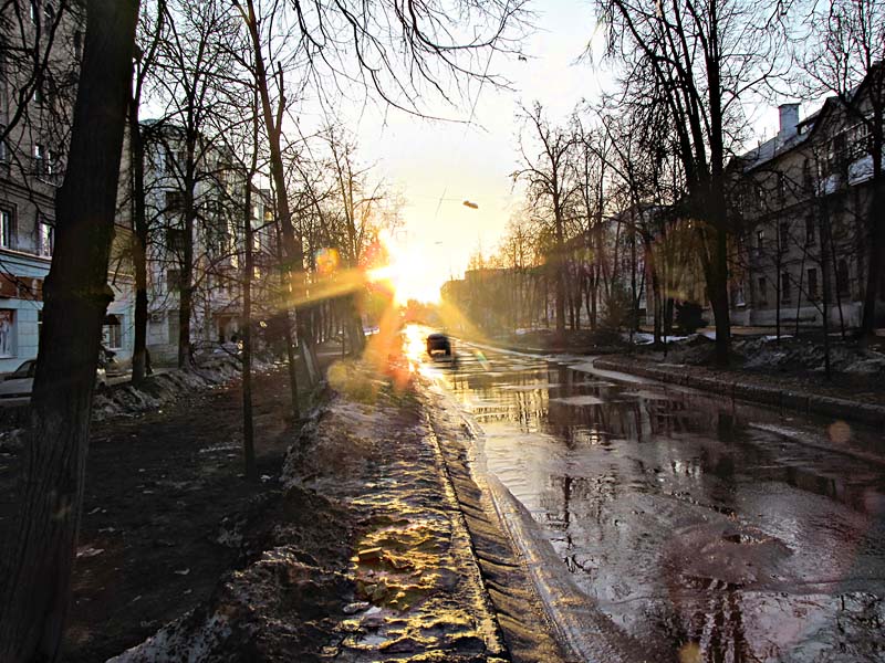 Улица солнышко. Апрельское утро в городе. Солнце на улице. Москва улица солнце. Солнышко на улице.