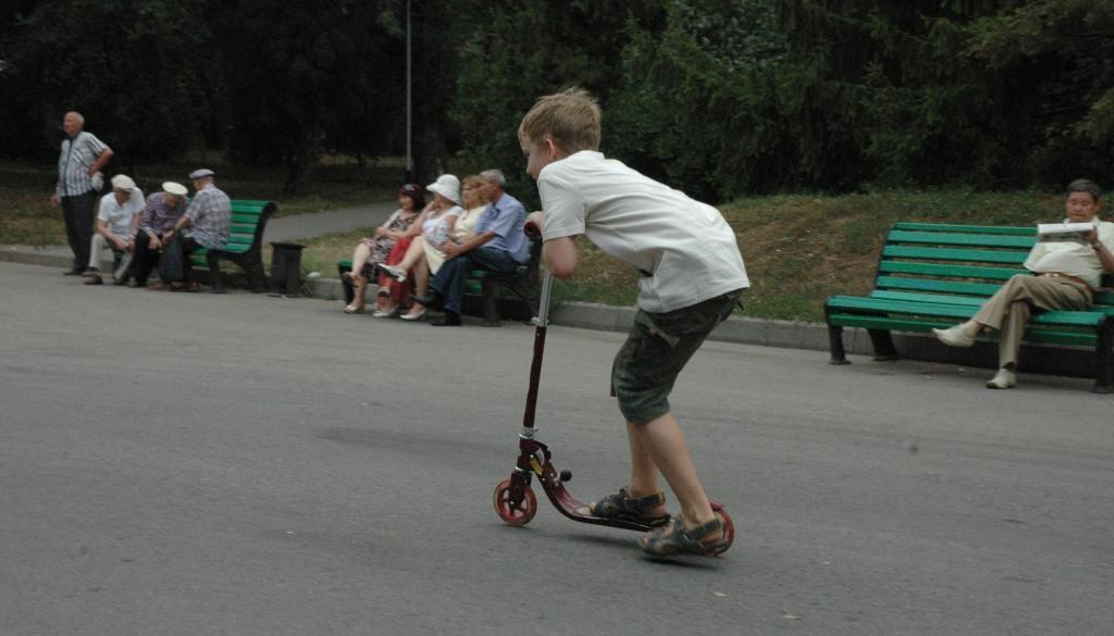 Мальчик на самокате