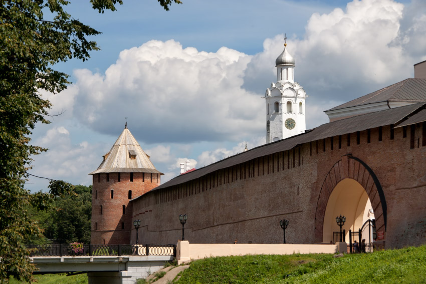 Новгород завтра. Новгородский Кремль Великий Новгород осень. Новгородский Кремль Валдай. Великий Новгород Кремль осенью. Великий Новгород старинный Кремль.