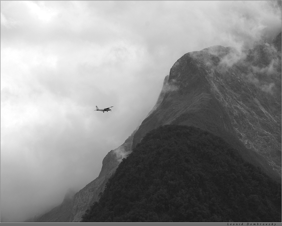 Осетия ночью. Марко мелграти и его правдивые иллюстрации. Люди тянутся друг к другу. Падающий человек. Гора притяжение.