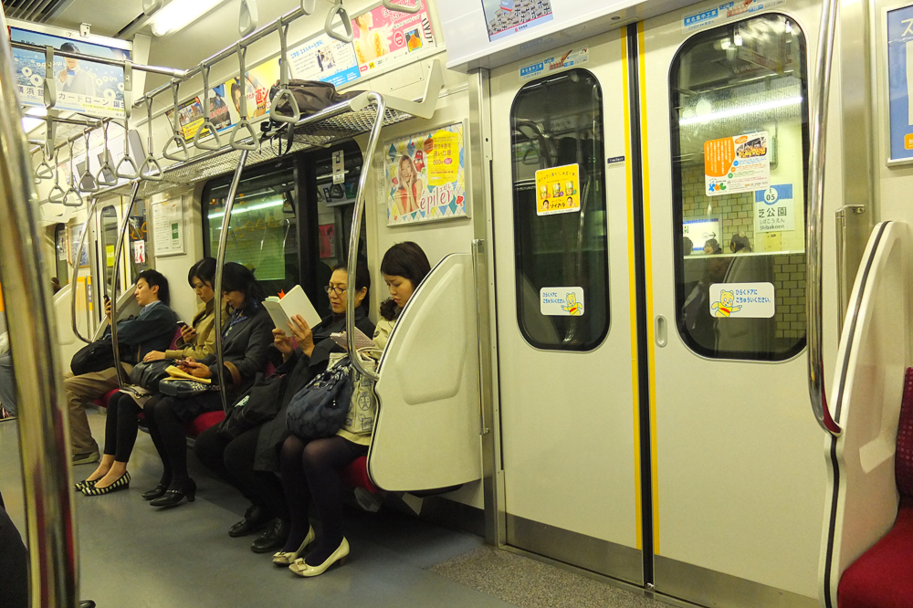 Японское метро. Вагоны метро Токио. Метро Японии 2022. Японский метрополитен фотография. Вагон метро Япония.