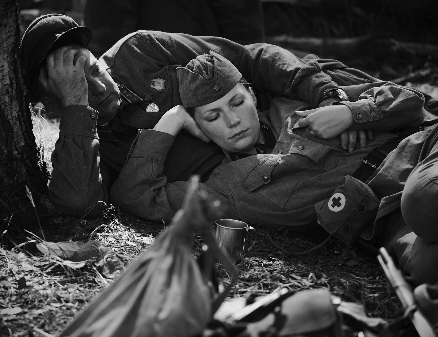 Песни военных лет 1941 1945 слушать. Солдаты на войне. Солдаты спят на привале. Спящие советские солдаты.