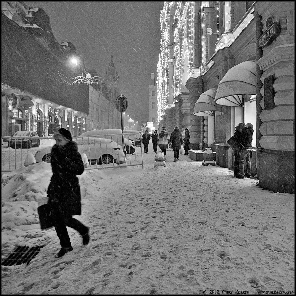 Какая на улице зима. Никольская стрит Москва. Никольская улица в Москве зимой ночью. Никольская улица ночью зимой. Зима Никольская улица вечер.