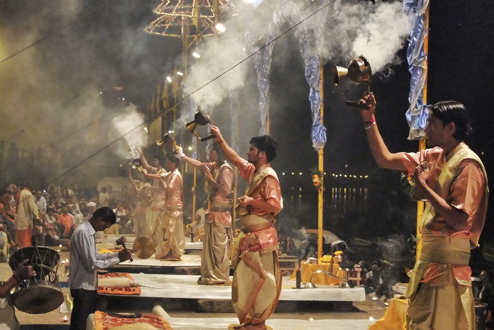Индийская клубная. Огненная Пуджа Варанаси. Церемония Ганга Аарти. Огонь Пуджа.