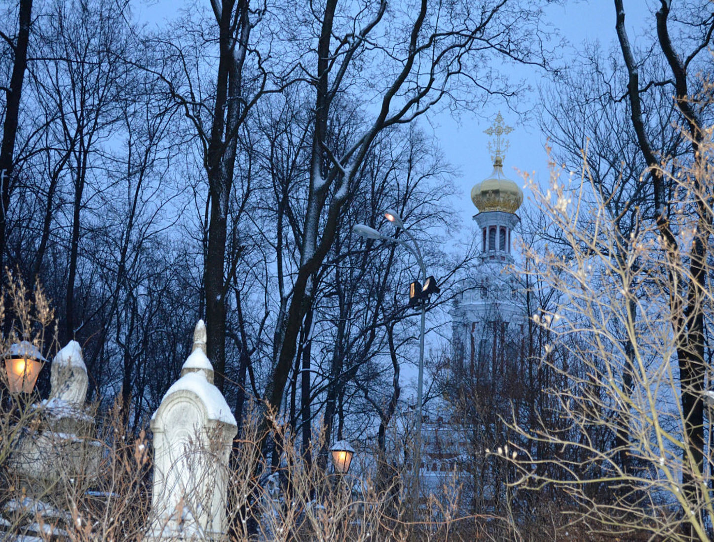 Храм Воскресения на Смоленском кладбище в Санкт-Петербурге. Зима Смоленское кладбище храм Воскресенский. Храм Воскресения Христова на Смоленском кладбище.