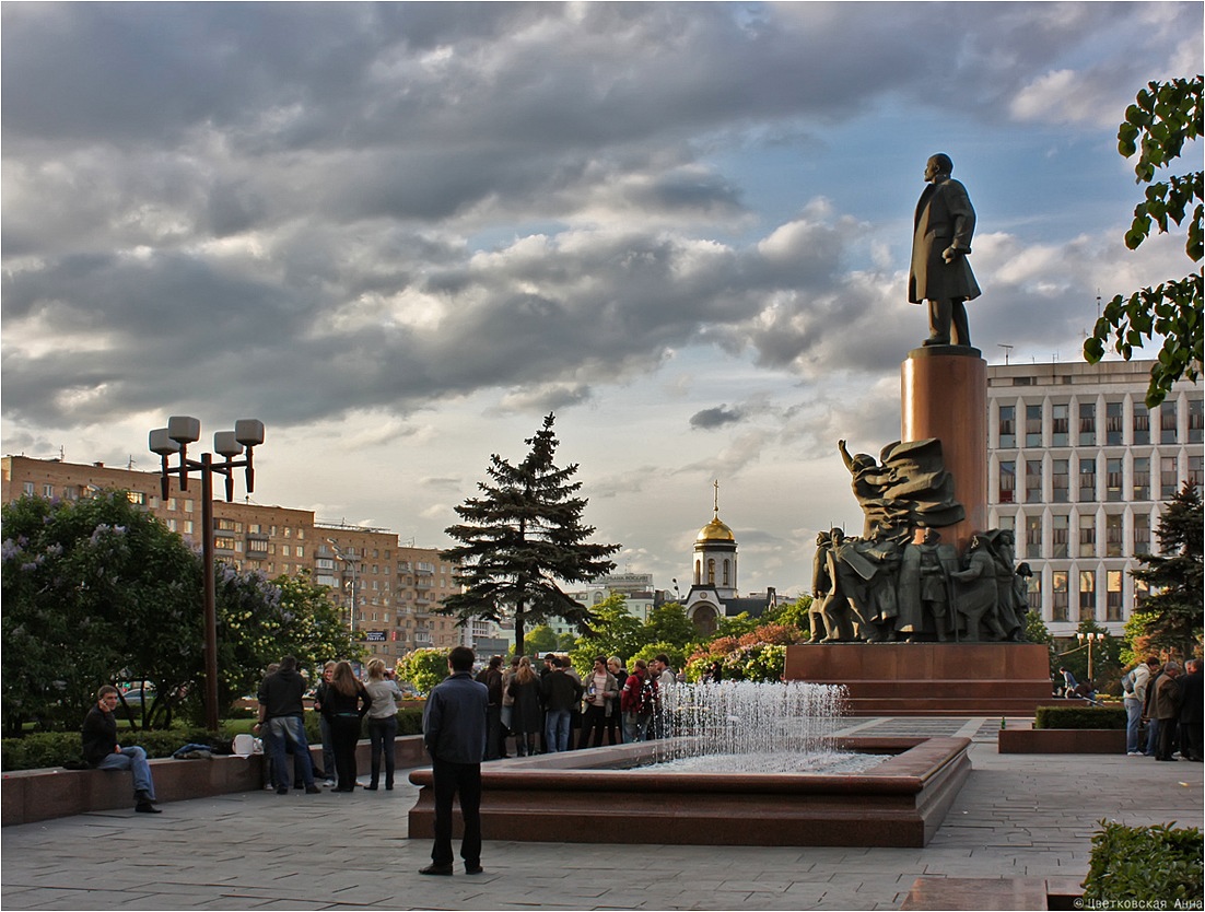 Октябрьская площадь фото. Памятник Ленину на Октябрьской площади. Памятник Ленину на Калужской площади. Памятник Ленину метро Октябрьская. Памятник Владимиру Ленину Москва.